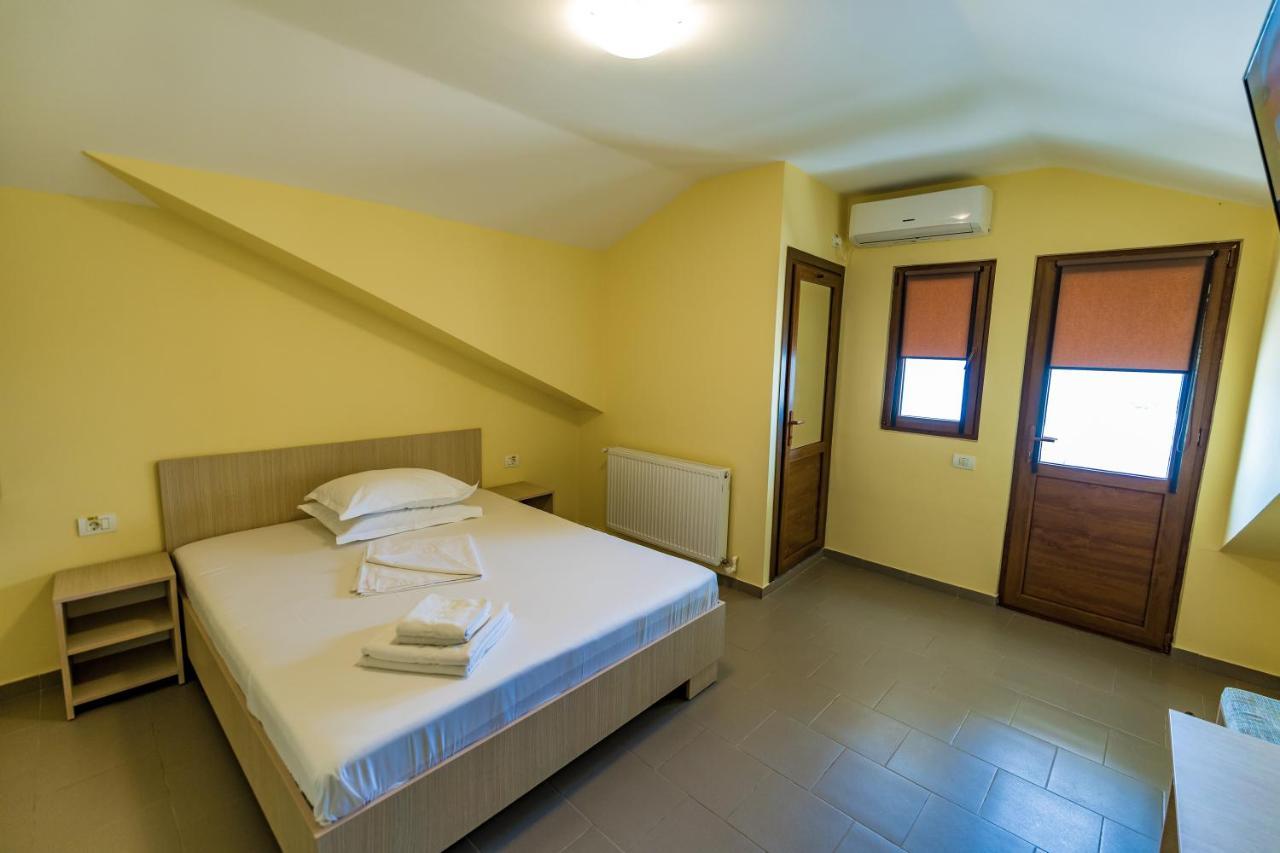 Micul Golf Hotel Două Mai Kültér fotó